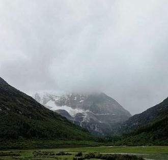 雪山与青山绿水