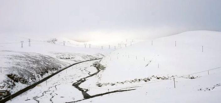 雪山脚下的铁路道口 刘娟摄影作品